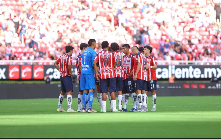 Chivas cuenta con severas bajas por lesión, situación que ha obligado a su entrenador a realizar diferentes ajustes en su once inicial. IMAGO7.
