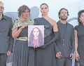 El actor israelí Amer Hlehel, la directora tunecina Kaouther Ben Hania, la actriz Saja Kilani, el actor Motaz Malhees y la actriz Clara Khoury posan con un retrato de la fallecida niña palestina Hind Rajab durante la alfombra roja de la película “La voz de Hind Rajab”. AFP