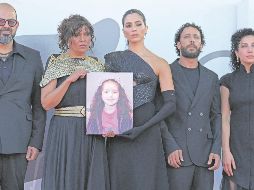 El actor israelí Amer Hlehel, la directora tunecina Kaouther Ben Hania, la actriz Saja Kilani, el actor Motaz Malhees y la actriz Clara Khoury posan con un retrato de la fallecida niña palestina Hind Rajab durante la alfombra roja de la película “La voz de Hind Rajab”. AFP
