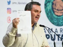 El diputado federal del PAN presentando el documento. ESPECIAL