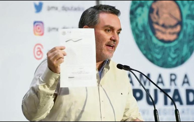 El diputado federal del PAN presentando el documento. ESPECIAL