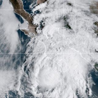 Huracán "Lorena" se debilita, pero sigue el riesgo de inundaciones y deslaves en la costa del Pacífico mexicano