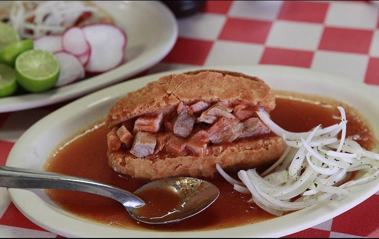 Los ingredientes básicos para elaborar este platillo incluyen el birote salado, carnitas, jitomate, cebolla, limón y frijoles. EL INFORMADOR/ARCHIVO