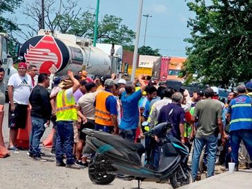 Uno de los reclamos principales es que el personal de la aduana suspende operaciones por cualquier incidente o condición climática adversa. ESPECIAL