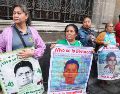 Familiares y amigos de los 43 de Ayotzinapa, a su salida del Palacio Nacional después de reunión con la presidenta. EFE/Mario Guzmán