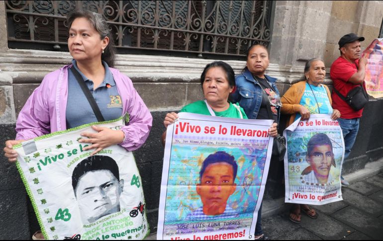 Familiares y amigos de los 43 de Ayotzinapa, a su salida del Palacio Nacional después de reunión con la presidenta. EFE/Mario Guzmán