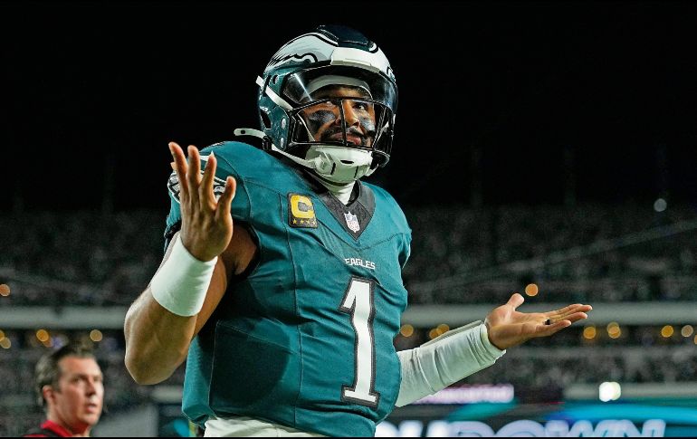 Jalen Hurts fue la bujía del ataque de los campeones, después de anotar en un par de ocasiones por la vía terrestre. AFP/M. Leff