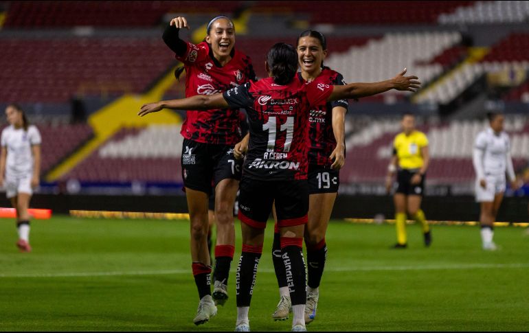 El Estadio Jalisco fue testigo de una goleada que dejó en evidencia a Querétaro Femenil, un equipo que apenas mostró resistencia y terminó humillado 6-2 por el Atlas en la Jornada 10 del Apertura 2025. IMAGO7