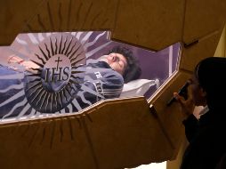 El cuerpo de Carlo Acutis, un chico italiano que falleció de leucemia en 2006, yace en su tumba el 1 de marzo de 2025, en Asís, Italia. AP / ARCHIVO