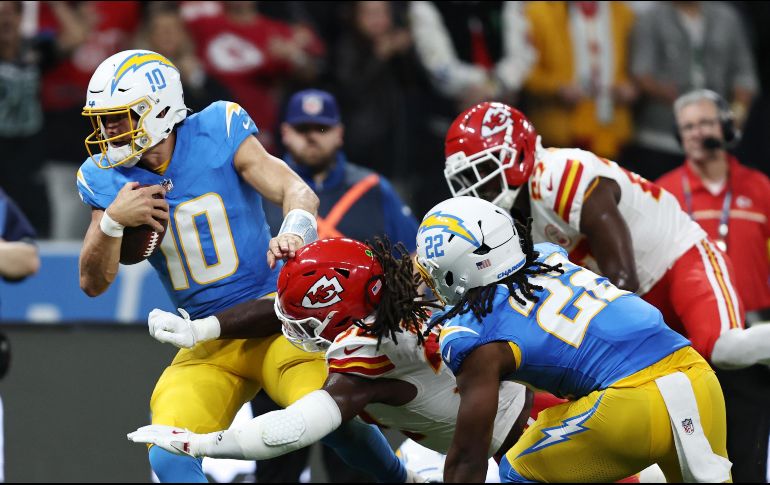 Justin Herbert (#10) comandó el triunfo de los Chargers al lanzar tres envíos de anotación y pasar para 350 yardas. EFE/I. Fontana