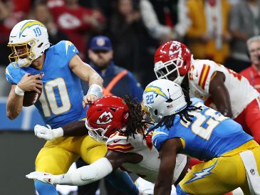 Justin Herbert (#10) comandó el triunfo de los Chargers al lanzar tres envíos de anotación y pasar para 350 yardas. EFE/I. Fontana