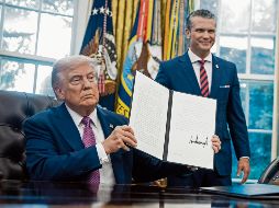 El presidente Donald Trump y el secretario de guerra, Pete Hegseth, afirman que mantendrán las operaciones militares frente a las costas venezolanas. AP