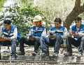 Trabajadores revisan sus teléfonos celulares durante la prueba piloto de registro de líneas móviles. EL UNIVERSAL