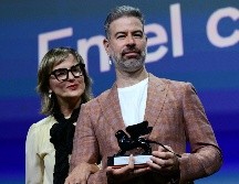 David Pablos posa con el Premio Orizzonti a la Mejor Película que recibió por 