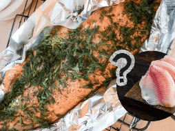 Comer pescado empapelado en aluminio de manera ocasional no causa daño, siempre que se mantenga una dieta equilibrada y se evite abusar de este método. CANVA