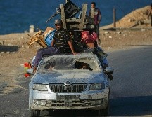 Ciudadanos palestinos se alejan de la zona en conflicto. AP/J. Alshrafi