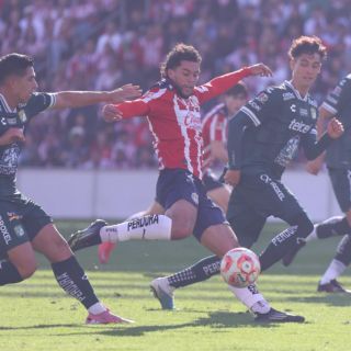 Chivas consigue agónico triunfo ante León en un duelo amistoso en EU