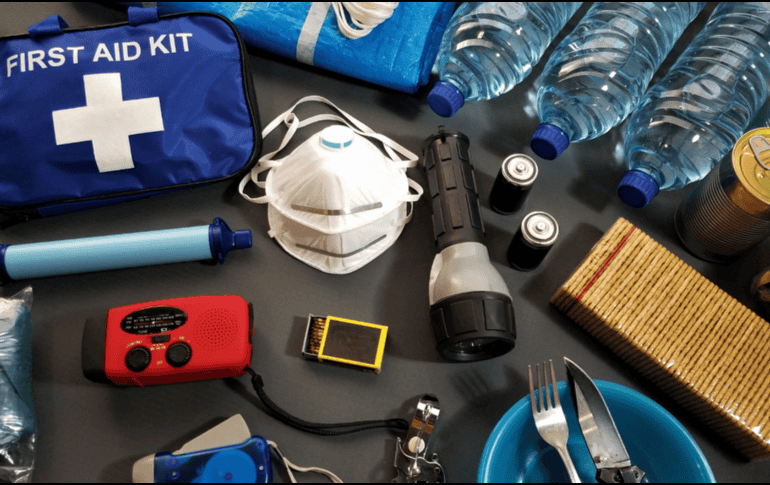 Luego de armar y preparar tu kit de emergencias, verifica con frecuencia la fecha de caducidad de los alimentos y medicamentos y revisa su estado. CANVA