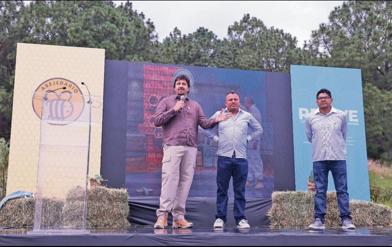 Amaury Vergara, Federico Muñoz y Hugo Bernal durante la inauguración de la zona de colmenas en el Estadio AKRON, proyecto que fortalece la polinización y promueve la sostenibilidad ambiental. ESPECIAL