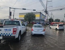 Con el aumento del nivel del agua, resultó imposible que los vehículos atravesaran la vialidad. ESPECIAL/Policía Vial Jalisco