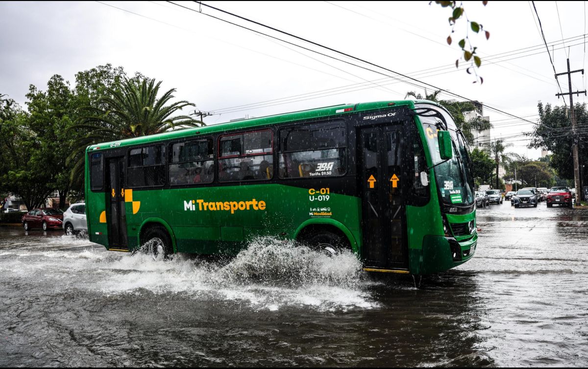 Algunas rutas de camiones suspendieron su servicio temporalmente por las inundaciones en el Área Metropolitana de Guadalajara (AMG). EL INFORMADOR/ ARCHIVO