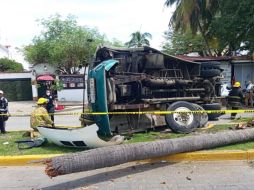 Cuatro pasajeros resultaron ilesos del accidente. ESPECIAL / Protección Civil y Bomberos de Puerto Vallarta