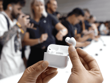 En línea con los AirPods Pro 3 y sus funciones encaminadas a mejorar el estilo de vida de sus usuarios, se revelaron nuevas versiones del Apple Watch. EFE/J. MABANGLO