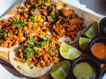 Para vivir una experiencia auténtica, se recomienda acompañar los tacos con bebidas típicas. ESPECIAL