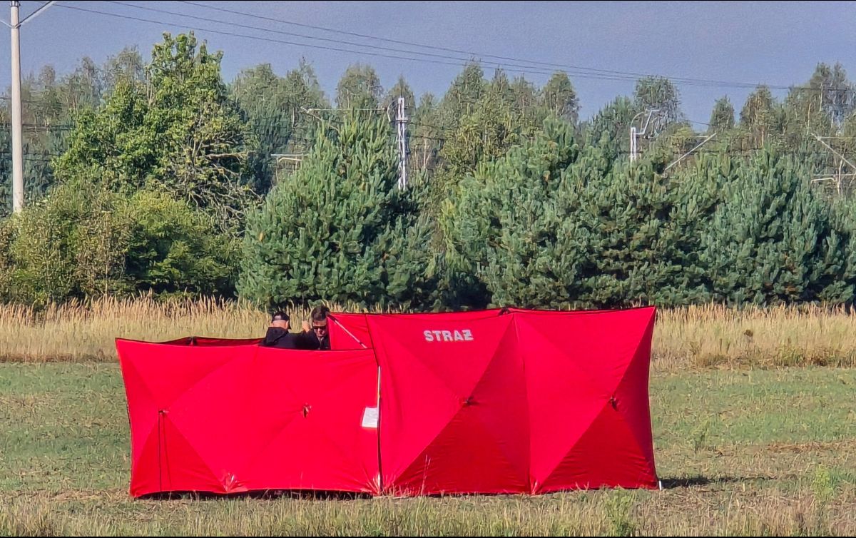Bomberos aseguran partes de un dron derribado por las autoridades polacas en un lugar en Czosnowka. AP/P. Pyrkosz