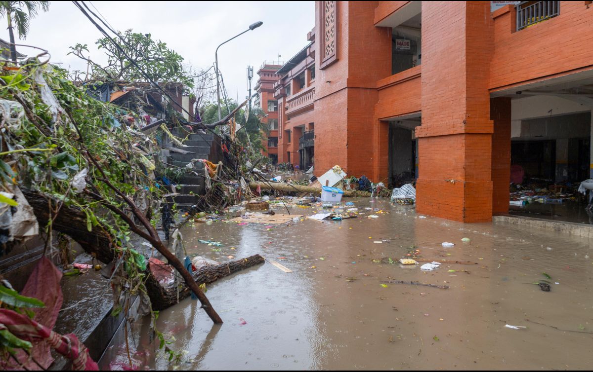 En Bali, los rescatistas recuperaron ocho cuerpos de varias áreas, y ocho residentes estaban desaparecidos este miércoles. EFE/M. NAGI