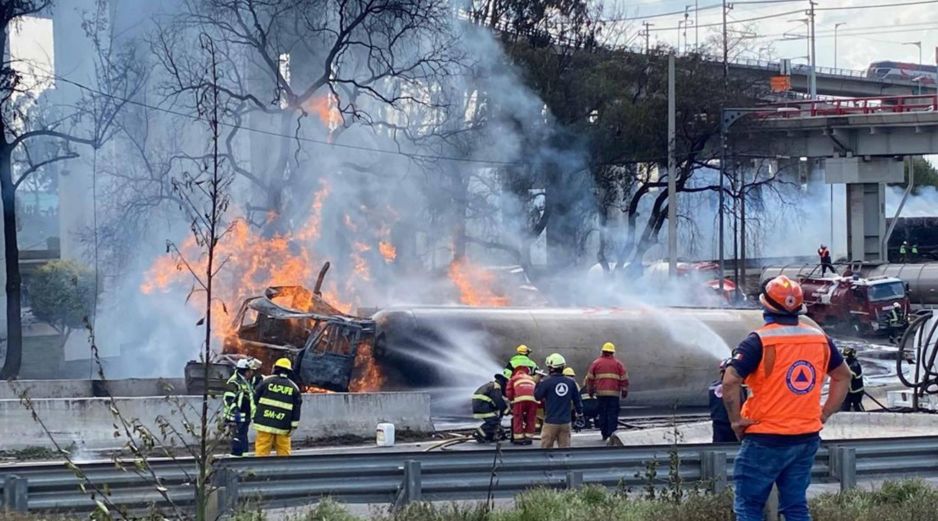 Bomberos, policías y unidades médicas acudieron al lugar de los hechos para controlar el incendio. SUN/V.  Rosas