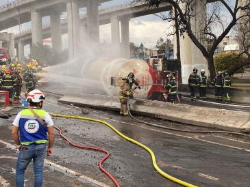 La explosión de una pipa de gas se registró abajo del puente de la Concordia en la alcaldía Iztapalapa. Llegan cuerpos de emergencia. SUN / V. ROSAS