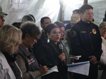 La jefa de Gobierno de la CDMX Clara Brugada y el secretario de Seguridad Pablo Vázquez en el puesto de mando bajo el puente de la concordia en la alcaldía Iztapalapa donde se volcó una pipa. SUN / C. MEJÍA