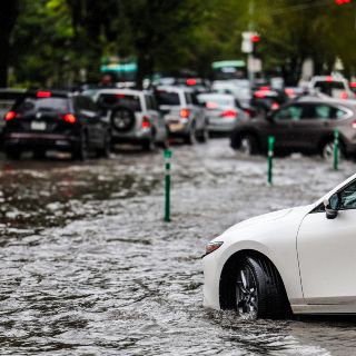 Lluvia en la ZMG colapsa avenidas y provoca suspensión del Tren Ligero y Mi Macro Calzada