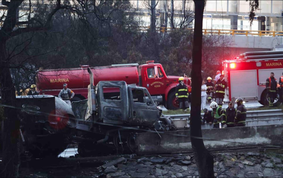 Peritos trabajan para determinar la causa de la explosión. SUN/C. Mejía