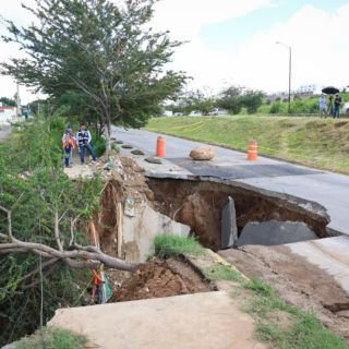 Socavón se forma en avenida Reyes Heroles