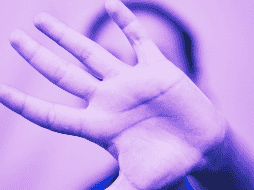 La mujer sufrió múltiples fracturas en el rostro —reconstruido con 21 placas de titanio— y un daño irreversible en un nervio ocular que le provocó la pérdida casi total de la visión en un ojo. ESPECIAL / Canva