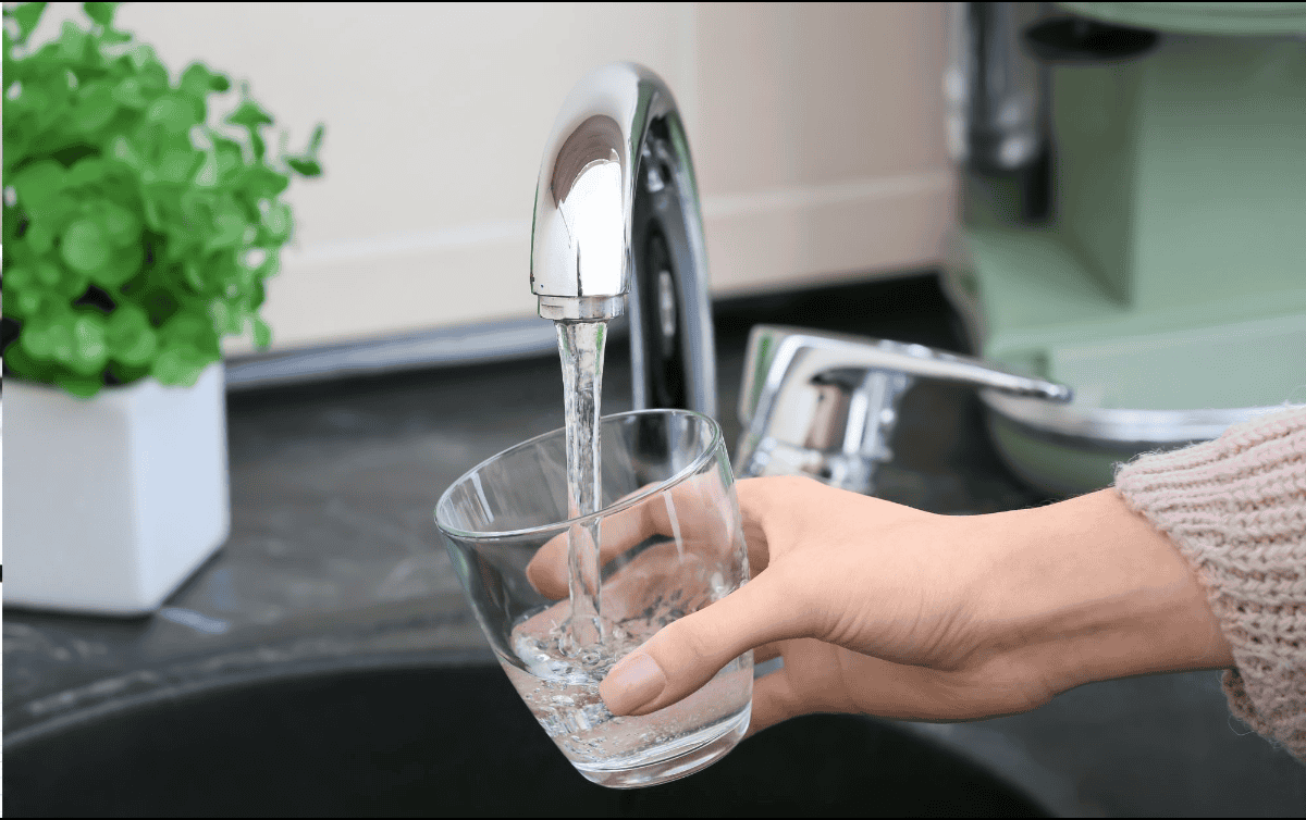 Aunque abrir la llave y cocinar con esa agua parezca lo más práctico, no siempre es lo más seguro. CANVA
