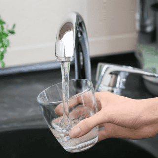 ¿Se puede preparar la comida usando agua de la llave?