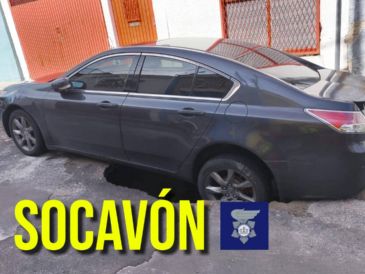 El hoyanco ha provocado un cierre parcial en la calle a la altura de Ávila Camacho. ESPECIAL / Facbook Protección Civil Jalisco