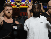 Saúl Álvarez buscará quitarle el invicto a Crawford esta noche en el Allegiant Stadium de Las Vegas. EFE / ARCHIVO