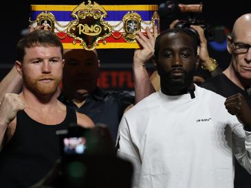 La tarde de este viernes quedó marcada en los libros del boxeo: Saúl “Canelo” Álvarez y Terence Crawford superaron la báscula sin problemas, ambos registrando 167.5 libras. EFE / O. Guzmán