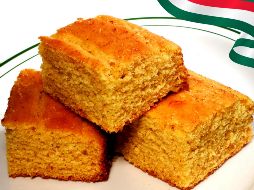 El pan de elote es un postre mexicano perfecto para tu Noche Mexicana, sobre todo si estás buscando algo ligero y cero empalagoso. ESPECIAL / CANVA