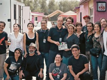 El productor de “Un actor malo”, Yair Ponce, posa junto al equipo completo de la película. CORTESÍA