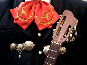 De acuerdo con la IA, esta obra transmite una energía vibrante y cuenta con una estructura musical compleja que la convierte en una representación completa del folclore mexicano. ESPECIAL / CANVA