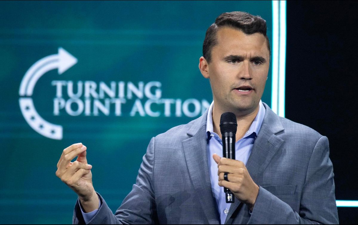 Charlie Kirk, un influyente activista conservador, fue asesinado el miércoles de un disparo en el cuello mientras participaba en un debate en la Universidad Utah Valley. EFE / ARCHIVO