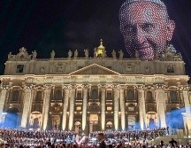 El espectáculo tuvo como escenario de fondo la majestuosa Basílica de San Pedro. EFE