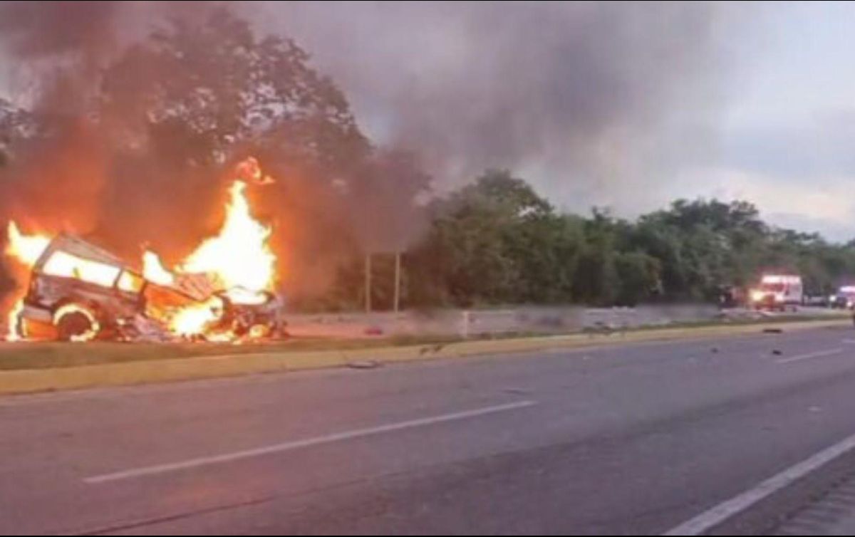 El siniestro se produjo cerca del municipio de Kopomá, cuando una van de transporte chocó contra un tráiler. X/@GN_Carreteras