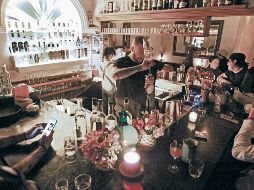 Jóvenes disfrutan de la tradición mexicana durante las Fiestas Patrias, brindando con tequila. ESPECIAL