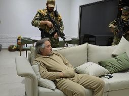 Integrantes de las fuerzas Armadas de Paraguay custodiando al presunto líder del grupo criminal “La Barredora”, Hernán Bermúdez. EFE